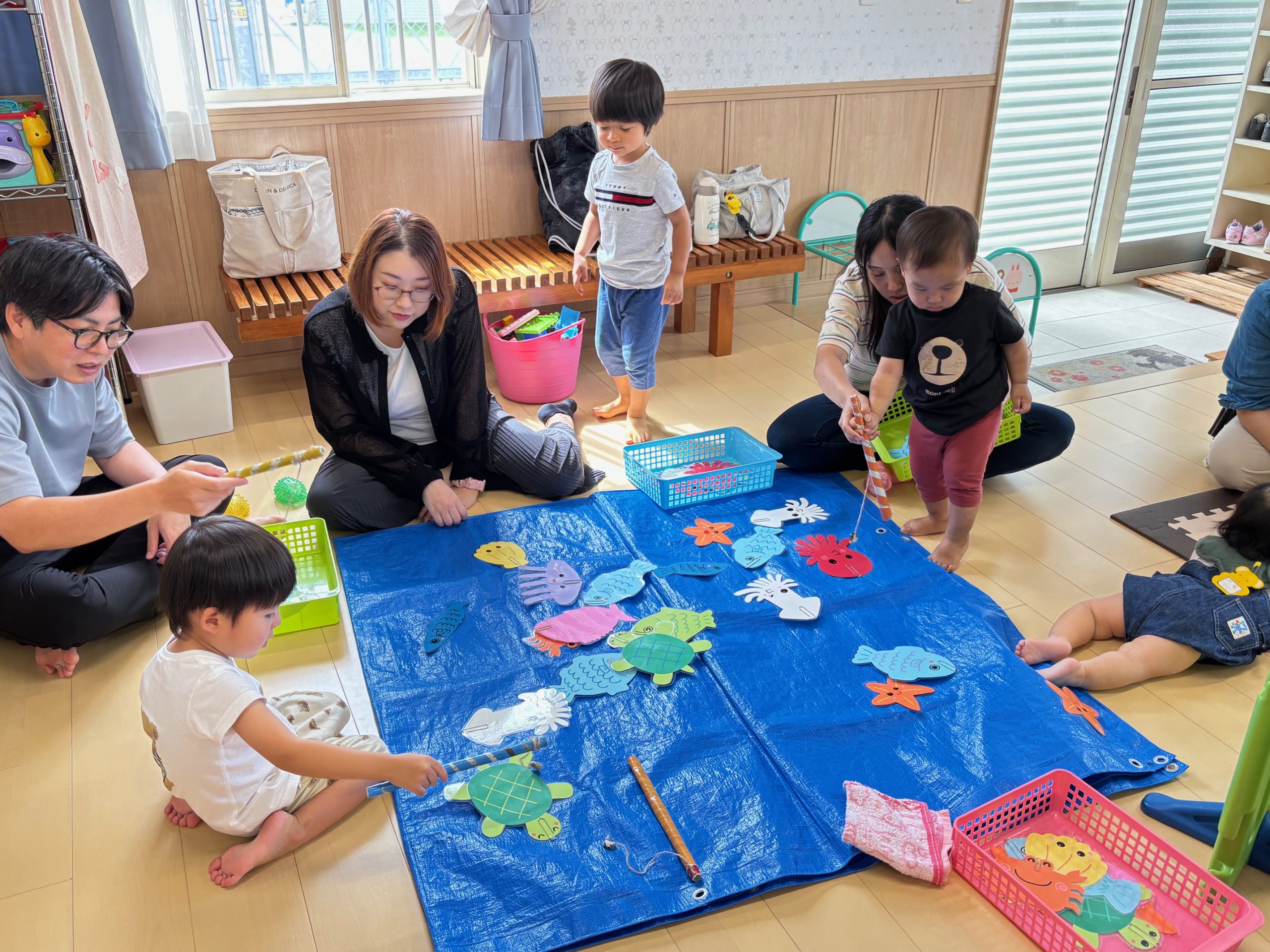 たくさんのおもちゃで。