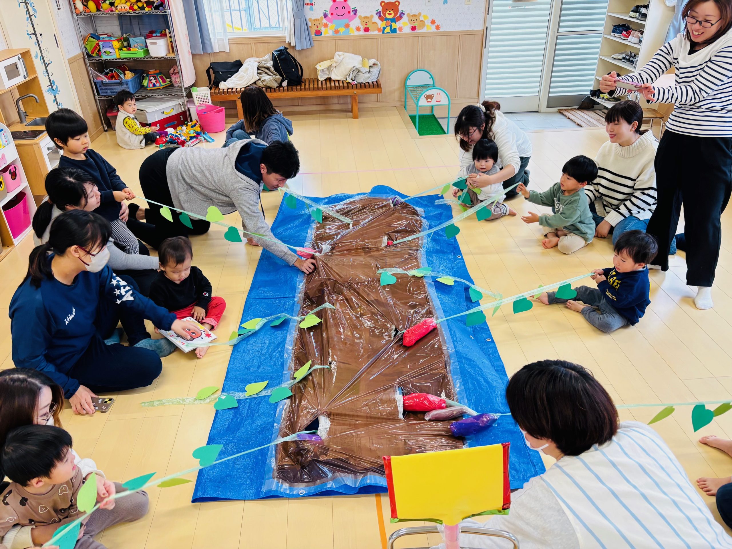 お芋ほりごっこをしました。